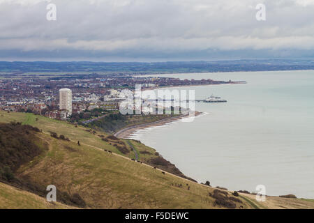 Eastbourne vu de la plage par temps couvert journée d'hiver. East Sussex, Angleterre, Royaume-Uni Banque D'Images