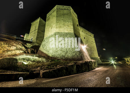 Juan Fernandez de Heredia palais fortifié par nuit. Mora de Rubielos, Comarca de Gudar-Javalambre, Teruel, Aragon, Espagne Banque D'Images