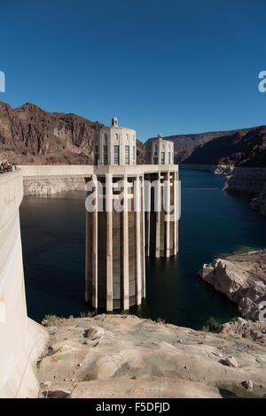 Boulder City, Nevada, USA. 23 Oct, 2015. Vue sur les eaux du lac Mead faible vu depuis le barrage Hoover. Années de sécheresse implacable drainent un grand réservoir d'eau entre le Nevada et l'Arizona. Le niveau d'eau du lac Mead a diminué d'environ 120 pieds (37 mètres) d'où l'eau atteint il y a 15 ans, le 6 juillet 2000. Le lac Mead n'est pas étranger à la sécheresse. Le lac artificiel frapper plus faible que la moyenne des niveaux d'eau dans le milieu des années 1950 et au milieu des années 1960, et la raréfaction actuelle fait partie d'une décennie de tendance. Le lac Mead est faible niveau actuel n'a pas été enregistrée depuis les années 1930, lorsque le lac était fi Banque D'Images