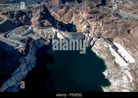 Boulder City, Nevada, USA. 23 Oct, 2015. Les eaux du lac Mead bas vu d'en haut dans cette vue aérienne par hélicoptère. Années de sécheresse implacable drainent un grand réservoir d'eau entre le Nevada et l'Arizona. Le niveau d'eau du lac Mead a diminué d'environ 120 pieds (37 mètres) d'où l'eau atteint il y a 15 ans, le 6 juillet 2000. Le lac Mead n'est pas étranger à la sécheresse. Le lac artificiel frapper plus faible que la moyenne des niveaux d'eau dans le milieu des années 1950 et au milieu des années 1960, et la raréfaction actuelle fait partie d'une décennie de tendance. Le lac Mead est faible niveau actuel n'a pas été enregistrée depuis les années 1930, lorsque t Banque D'Images