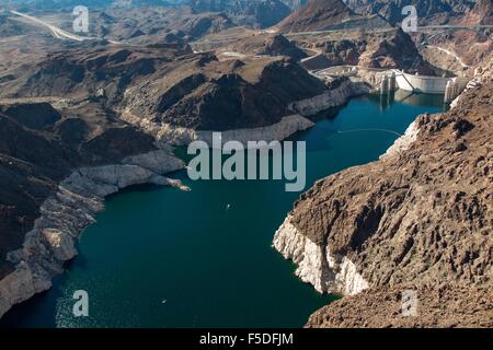 Boulder City, Nevada, USA. 23 Oct, 2015. Les eaux du lac Mead bas vu d'en haut dans cette vue aérienne par hélicoptère. Années de sécheresse implacable drainent un grand réservoir d'eau entre le Nevada et l'Arizona. Le niveau d'eau du lac Mead a diminué d'environ 120 pieds (37 mètres) d'où l'eau atteint il y a 15 ans, le 6 juillet 2000. Le lac Mead n'est pas étranger à la sécheresse. Le lac artificiel frapper plus faible que la moyenne des niveaux d'eau dans le milieu des années 1950 et au milieu des années 1960, et la raréfaction actuelle fait partie d'une décennie de tendance. Le lac Mead est faible niveau actuel n'a pas été enregistrée depuis les années 1930, lorsque t Banque D'Images