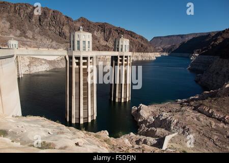 Boulder City, Nevada, USA. 23 Oct, 2015. Vue sur les eaux du lac Mead faible vu depuis le barrage Hoover. Années de sécheresse implacable drainent un grand réservoir d'eau entre le Nevada et l'Arizona. Le niveau d'eau du lac Mead a diminué d'environ 120 pieds (37 mètres) d'où l'eau atteint il y a 15 ans, le 6 juillet 2000. Le lac Mead n'est pas étranger à la sécheresse. Le lac artificiel frapper plus faible que la moyenne des niveaux d'eau dans le milieu des années 1950 et au milieu des années 1960, et la raréfaction actuelle fait partie d'une décennie de tendance. Le lac Mead est faible niveau actuel n'a pas été enregistrée depuis les années 1930, lorsque le lac était fi Banque D'Images