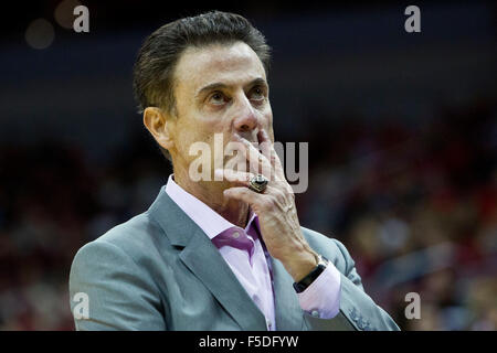 Louisville, Kentucky, USA. 1er novembre 2015. L'entraîneur-chef Rick Pitino Louisville lors d'un collège basket-ball NCAA men's match contre Bellarmin Dimanche, Novembre 1, 2015, à Louisville, KY. Credit : csm/Alamy Live News Banque D'Images