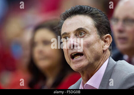 Louisville, Kentucky, USA. 1er novembre 2015. L'entraîneur-chef Rick Pitino Louisville lors d'un collège basket-ball NCAA men's match contre Bellarmin Dimanche, Novembre 1, 2015, à Louisville, KY. Credit : csm/Alamy Live News Banque D'Images