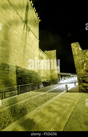 Juan Fernandez de Heredia palais fortifié par nuit. Mora de Rubielos, Comarca de Gudar-Javalambre, Teruel, Aragon, Espagne Banque D'Images