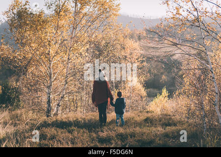 Femme et son fils dans la nature. Banque D'Images