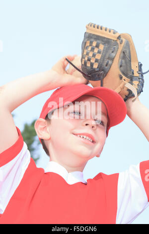 Belle enfant heureux de jouer au baseball Banque D'Images