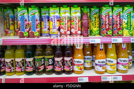 Verre en plastique souple emballage ; sélection de Polish supermarché produire des rayons d'une boutique avec des éléments étrangers au Royaume-Uni, Southport, Merseyside. UK Banque D'Images