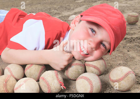 Belle enfant heureux de jouer au baseball Banque D'Images