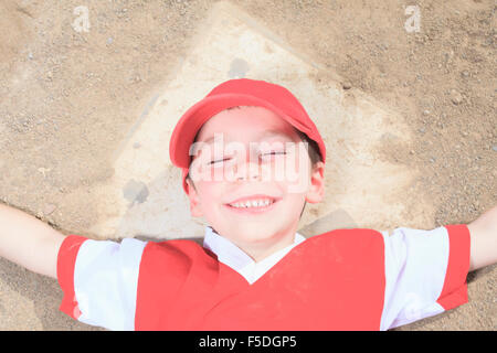 Belle enfant heureux de jouer au baseball Banque D'Images