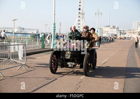 Franchissement de la ligne d'arrivée après avoir terminé le Londres à Brighton Veteran Car run 2015 Banque D'Images