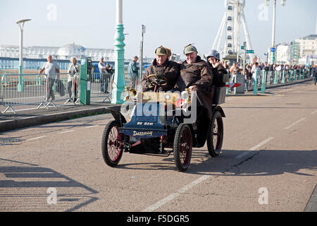 Franchissement de la ligne d'arrivée après avoir terminé le Londres à Brighton Veteran Car run 2015 Banque D'Images