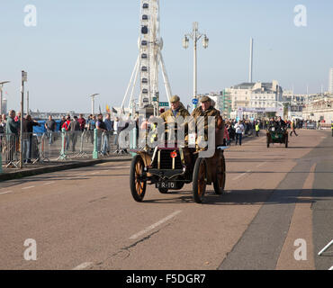 Franchissement de la ligne d'arrivée après avoir terminé le Londres à Brighton Veteran Car run 2015 Banque D'Images