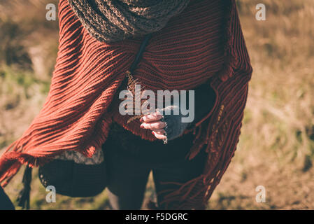 Femme dans la nature holding fern à sec Banque D'Images