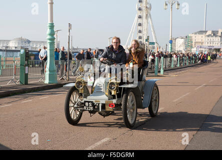 Franchissement de la ligne d'arrivée après avoir terminé le Londres à Brighton Veteran Car run 2015 Banque D'Images