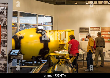 Los Alamos, Nouveau Mexique - Le Bradbury Science Museum containsa des répliques de Fat Man, la bombe atomique larguée sur Nagasaki. Banque D'Images