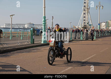 Moto vétéran sur la ligne d'arrivée après avoir terminé le Londres à Brighton Veteran Car run 2015 Banque D'Images