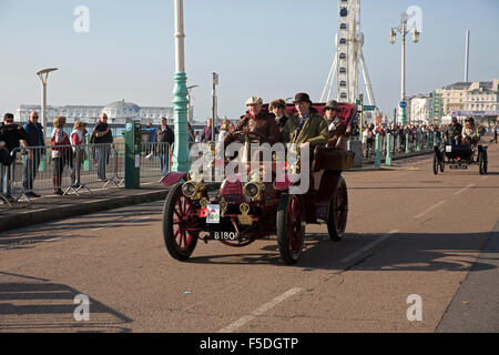 Franchissement de la ligne d'arrivée après avoir terminé le Londres à Brighton Veteran Car run 2015 Banque D'Images