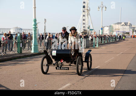 Franchissement de la ligne d'arrivée après avoir terminé le Londres à Brighton Veteran Car run 2015 Banque D'Images