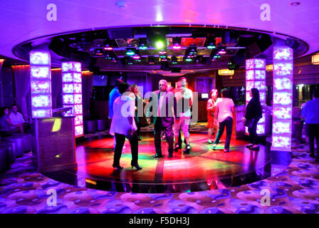 Les passagers à la danse disco sur royal princess cruise ship Banque D'Images