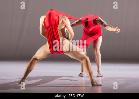 27/10/2015. Londres, Royaume-Uni. Répétition générale de la première mondiale de la gravité de la Fatigue créée par le créateur de mode et artiste Hussein Chalayan pour Sadler's Wells Theatre. En Marche du 28 au 31 octobre 2015 avec 13 danseurs (Aimilios Arapoglou, Amy Bell, Navala Chaudhari Niku, Aliashka Hilsum, Edouard Hue, Lisa Kasman, Stephanie McMann, Erik Nevin, Inpang Ooi, Mickael Marso Riviere, Louise Tanoto Majon, van der Schot et Jack Webb). Banque D'Images