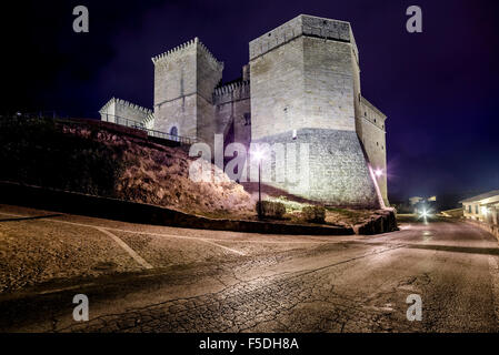 Juan Fernandez de Heredia palais fortifié par nuit. Mora de Rubielos, Comarca de Gudar-Javalambre, Teruel, Aragon, Espagne Banque D'Images