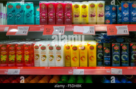 Sélection de Polish supermarché produire, aliments et produits de ménage sur les étagères de stockage magasin d'éléments étrangers, Southport, Merseyside. Banque D'Images