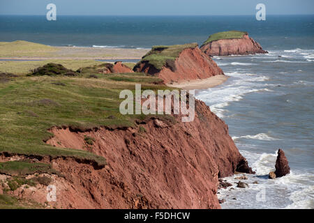 Falaises de grès rouge, l'Île Boudreau, îles de la Madeleine, Québec, Canada Banque D'Images