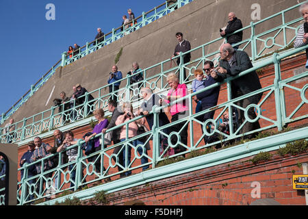 Les foules à la ligne d'arrivée après avoir terminé le Londres à Brighton Veteran Car run 2015 Banque D'Images