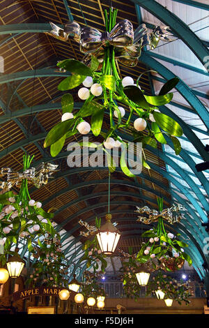 Londres, Royaume-Uni. 2e novembre 2015. Première vue de la nouvelle décoration Noël gui Covent Garden à Londres en tant qu'ils sont installés dans le marché. La pendaison branches de gui de faire un bon changement à l'arbre de Noël géant de Noël qui ont honoré les halles du marché durant les deux dernières années. Crédit : Paul Brown/Alamy Live News Banque D'Images