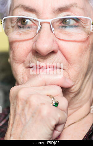 Un Portrait of a happy senior couple at home Banque D'Images