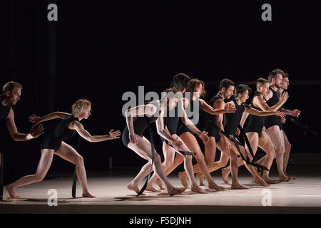 27/10/2015. Londres, Royaume-Uni. Répétition générale de la première mondiale de la gravité de la Fatigue créée par le créateur de mode et artiste Hussein Chalayan pour Sadler's Wells Theatre. En Marche du 28 au 31 octobre 2015 avec 13 danseurs (Aimilios Arapoglou, Amy Bell, Navala Chaudhari Niku, Aliashka Hilsum, Edouard Hue, Lisa Kasman, Stephanie McMann, Erik Nevin, Inpang Ooi, Mickael Marso Riviere, Louise Tanoto Majon, van der Schot et Jack Webb). Banque D'Images