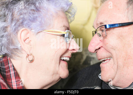 Un Portrait of a happy senior couple at home Banque D'Images