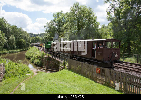 Vintage train tiré par une locomotive à vapeur à Consall sur la station de chemin de fer de la vallée d'Churnet Staffordshire England Banque D'Images