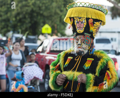 Huntington Beach, Californie, USA. 24 juillet, 2015. Un W.w.w attend pour rejoindre d'autres dans ce qui sera une soirée de danse dans la rue. --- Les résidents de la Oak View Neighborhood célébrée le vendredi soir avec des danseurs traditionnels W.w.w mexicain. Les danseurs, originaires de la partie continentale du Mexique, de dépeindre une vue locale commune une fois de ''européens'' à partir d'un moment, il y a longtemps par dérision à l'aide de tenues colorées et des masques. Les Chinelos, accompagné par un grand orchestre conduit les résidents locaux autour de la petit quartier le vendredi soir. © David Bro/ZUMA/Alamy Fil Live News Banque D'Images