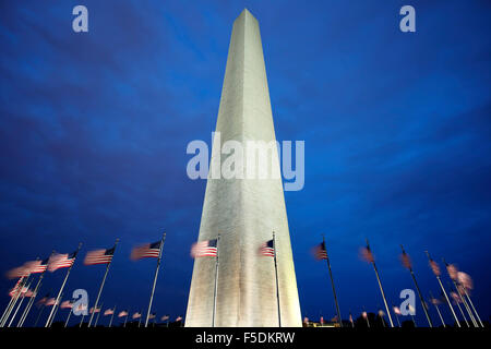 Washington Memorial et des drapeaux américains, Washington, District de Columbia USA Banque D'Images