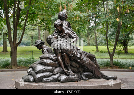 Le Vietnam Women's Memorial statue (Glenna Goodacre, sculpteur), Vietnam Veterans Memorial, Washington, District de Columbia USA Banque D'Images