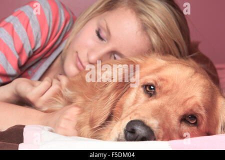 Fille et son chien dormir ensemble sur une chambre Banque D'Images