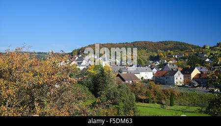 Vue sur le paysage naturel près du village de Pelm dans le district de Vulkaneifel en Rhénanie-Palatinat, Allemagne. Banque D'Images