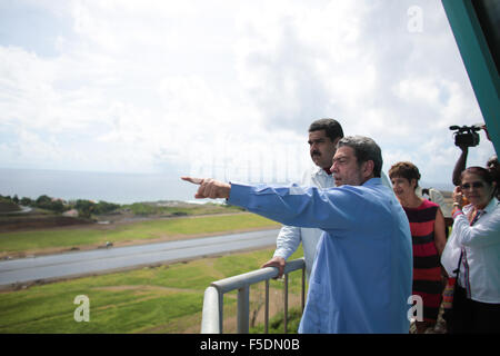 Argyle, Saint Vincent et les Grenadines. 2e Nov, 2015. Image fournie par la Présidence du Venezuela montre le président vénézuélien, Nicolas Maduro (L-arrière), de superviser la construction de l'Argyle International Airport, accompagné par le Premier Ministre de Saint Vincent et les Grenadines, Ralph Gonsalves (avant), dans la région d'Argyle, à l'Est de Saint Vincent et les Grenadines, le 2 novembre 2015. La présidence de crédit : Venezuela/Xinhua/Alamy Live News Banque D'Images