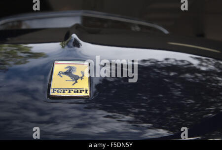 Laguna Beach, Californie, USA. 4ème Oct, 2015. Un grand capot Ferrari jaune rectangulaire doté d''un badge étalon d'élevage en noir orne la face avant de la voiture de sport italienne décideurs. --- La Laguna Beach annuel rotatif 2015 Classic Car Show a couru le dimanche malgré le ciel nuageux, la Arts Festival à Laguna Beach. © David Bro/ZUMA/Alamy Fil Live News Banque D'Images