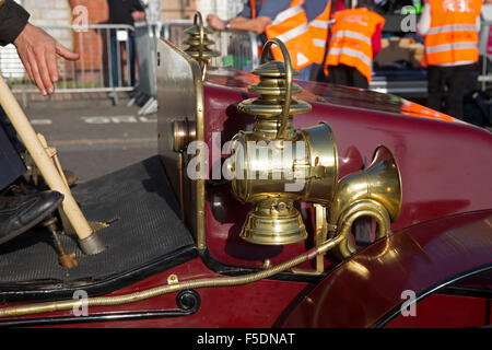 Projecteur sur la ligne d'arrivée après avoir terminé le Londres à Brighton Veteran Car run 2015 Banque D'Images