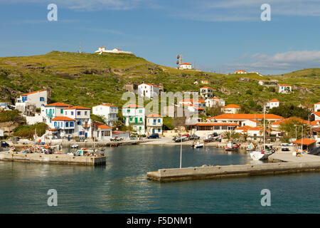 Le port de l'île isolée d'AGHIOS EFSTRATIOS (Ai Stratis) dans le Nord de l'Egée, la Grèce. Banque D'Images