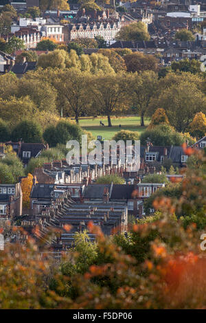 Quartiers de Londres du nord ; Hornsey ( premier plan) séparés de Crouch End (London N8) par le livre vert de Priory Park. Banque D'Images