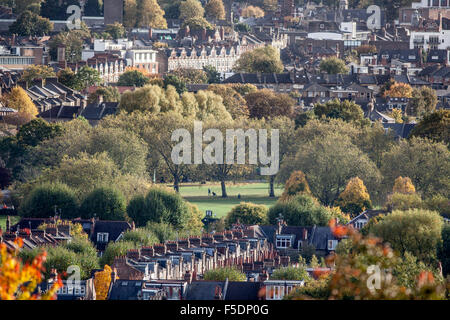 Quartiers de Londres du nord ; Hornsey ( premier plan) séparés de Crouch End (London N8) par le livre vert de Priory Park. Banque D'Images