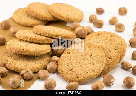 Partie intégrante des cookies et des noisettes fraîches. Dessert sain Banque D'Images