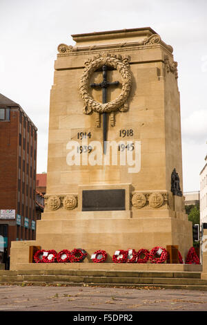 Le Cénotaphe de Bristol avec des couronnes de coquelicots à la base. Banque D'Images