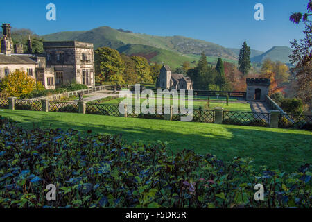 Parc d'Ilam avec l'église de la Sainte Croix et Thorpe, Ilam Cloud dans l'Albion - Magnifique villa meublée avec piscine, près de Ashbourne Peak, Derbyshire, Angleterre. Banque D'Images