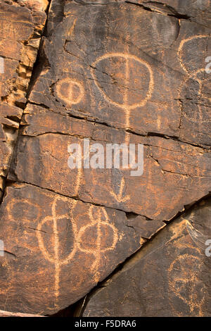 L'art rupestre autochtones anciennes sculptures, symboles de rites d'initiation, sur les murs de pierre rouge, le Mont Chambers Gorge, dans Flinders en Australie outback Banque D'Images