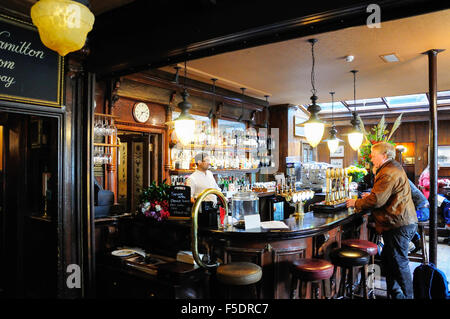 Bar de l'intérieur du buisson de houx Pub, Holly Mount, Hampstead, London Borough of Camden, Greater London, Angleterre, Royaume-Uni Banque D'Images